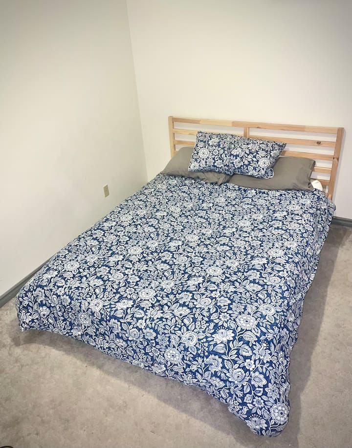 Cama tamaño queen en la planta baja del sótano. Este dormitorio es el más cercano al baño en este nivel.