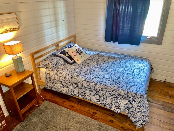 Cama queen junto al dormitorio 2. Este dormitorio está más cerca del baño de la planta baja. 