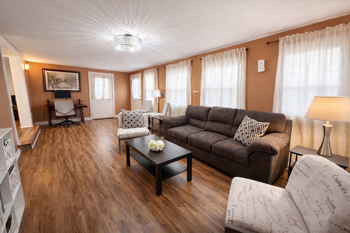 Spacious Room W/workspace + Attached Half Bath - Smyrna, TN
