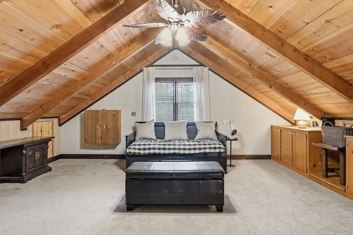 Twin daybed with trundle and lots of space for games