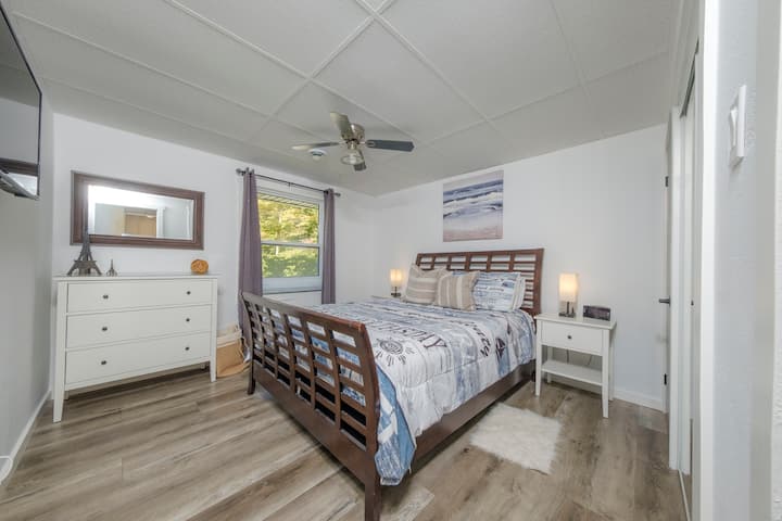 Spálňa 2 – 3,66 x 3,66 m s 32-palcovou inteligentnou TV