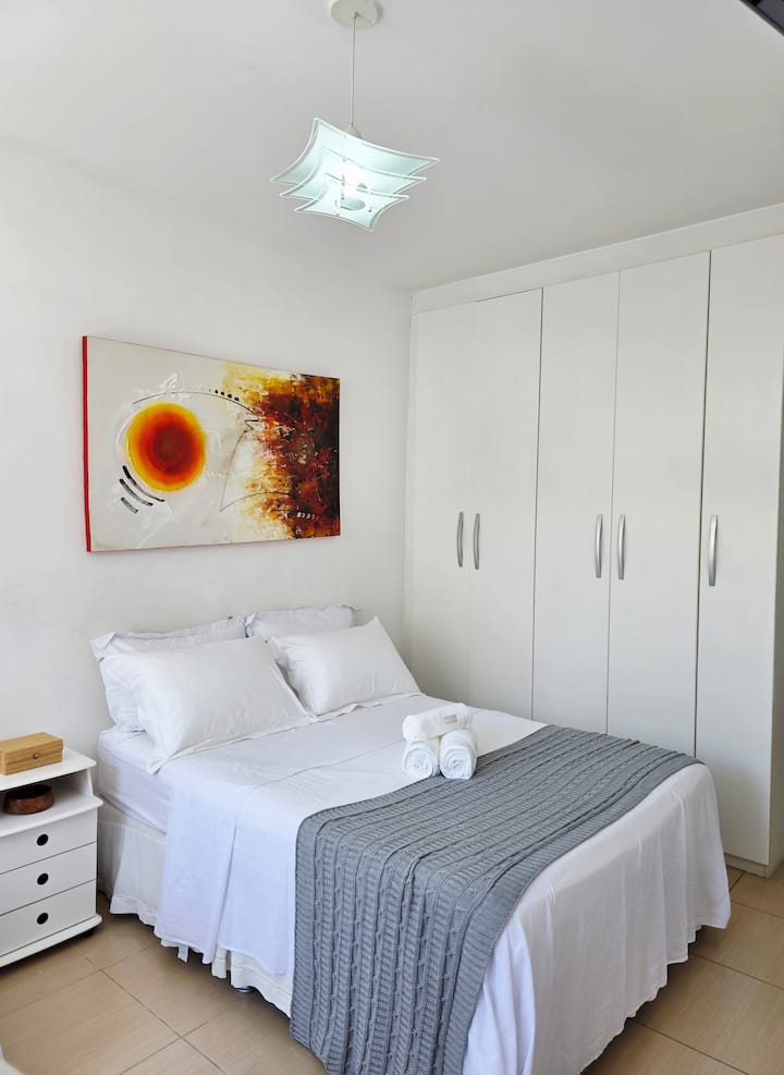 ห้องนอนและห้องนั่งเล่นรวมกัน เครื่องปรับอากาศ ม่านบล็อกแสง เตียงคู่สบาย ทีวี Wi-Fi และโต๊ะพร้อมเก้าอี้ เหมาะสำหรับรับประทานอาหาร เรียน หรือทำงาน ตู้เสื้อผ้า ไม้แขวนเสื้อ พัดลม เตารีด ผ้าปูที่นอน ผ้าขนหนูเพื่อความสะดวกสบายที่มากขึ้น