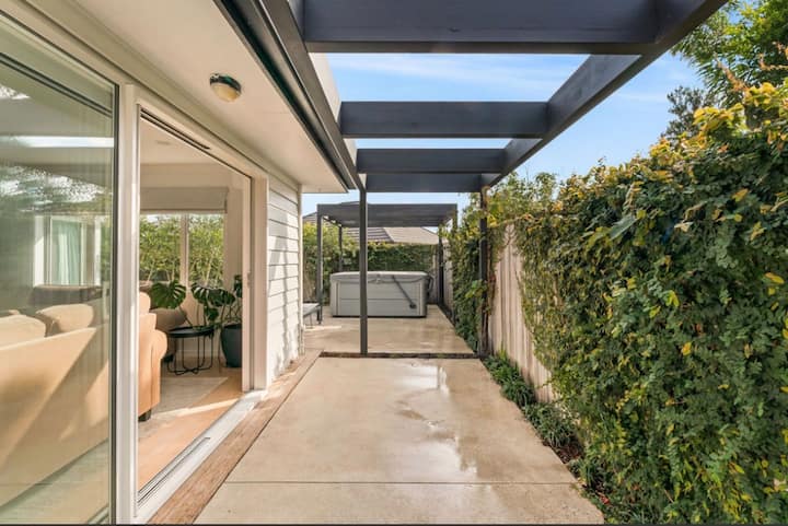 Stylish Coastal Retreat With Spa And Putting Green - Papamoa