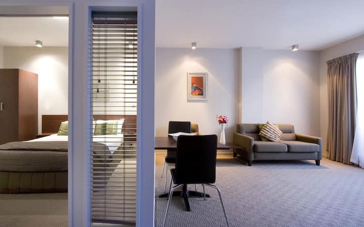 Auckland Cbd Gem: 2br Balcony Apt Near Skycity - 오클랜드