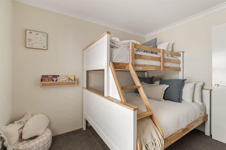 Chumba cha ghorofa kinatoa starehe ya kucheza na ghorofa ya kitanda mbili, na kuunda sehemu ya kupumzika inayofaa kwa watoto au marafiki.