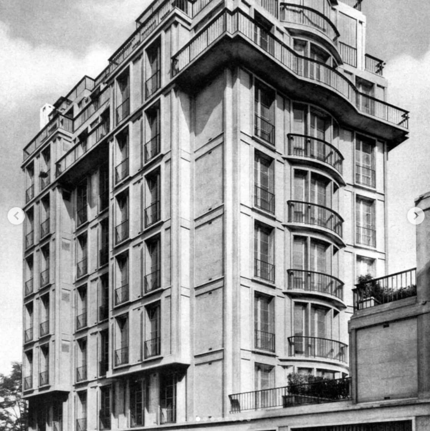 Pavillon d'Auguste Perret : Triplex, Tour Eiffel — Extérieur