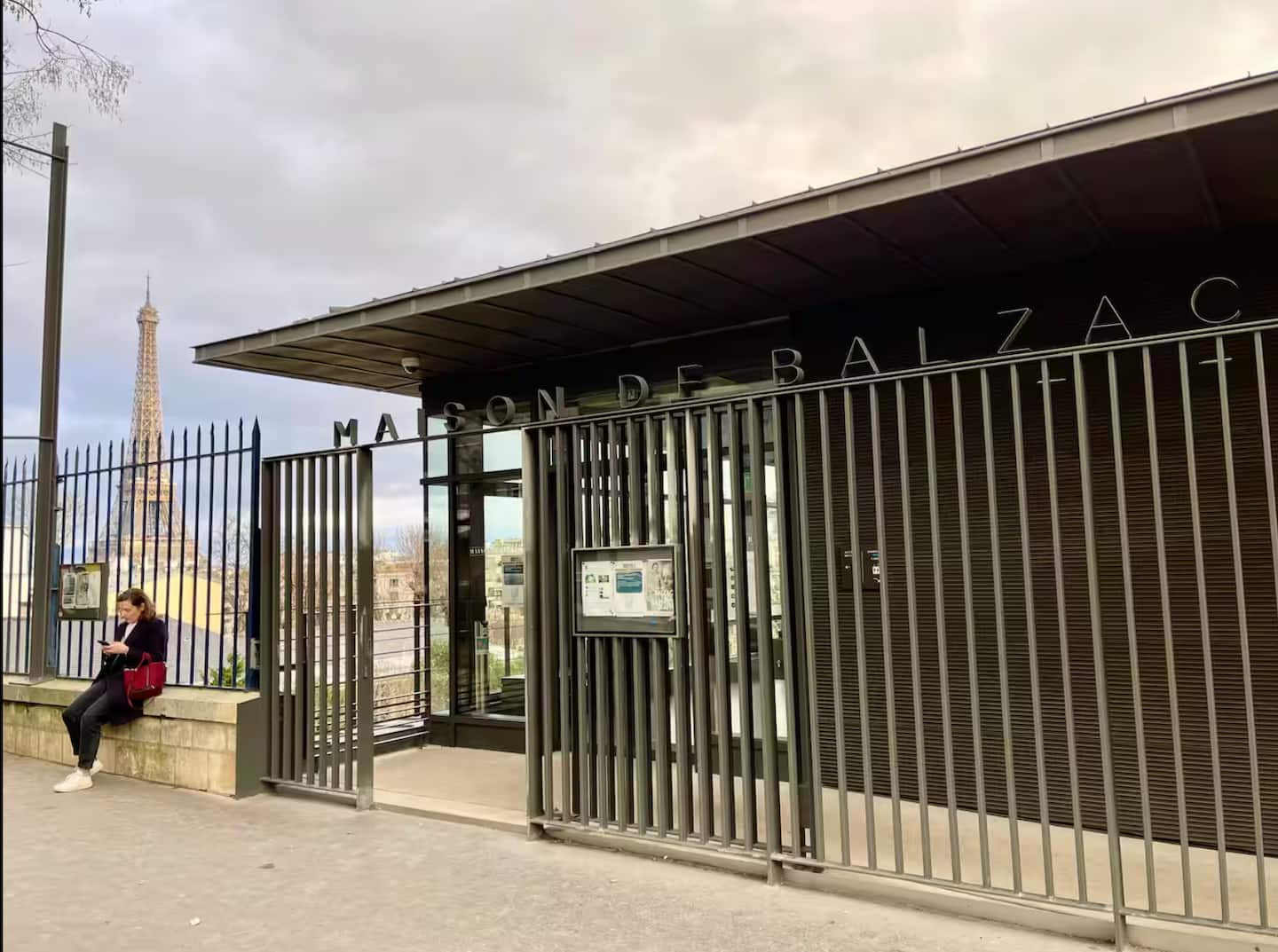 Pavillon d'Auguste Perret : Triplex, Tour Eiffel — Extérieur