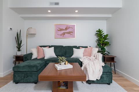 Top performing Airbnb: Modern 3BR Steps from Tufts & T | Free Parking in Medford