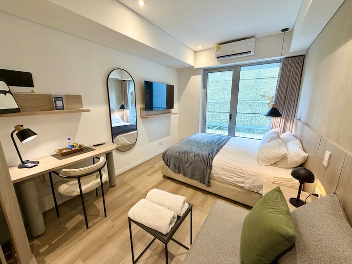 Modern Suite W/ Ac, Balcony & Rooftop Jacuzzi - Medellin, Antioquia, Colombia