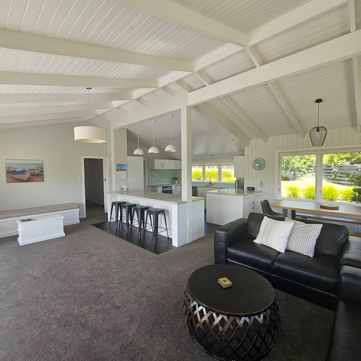 Stylish Bach With Amazing Views - Taupō