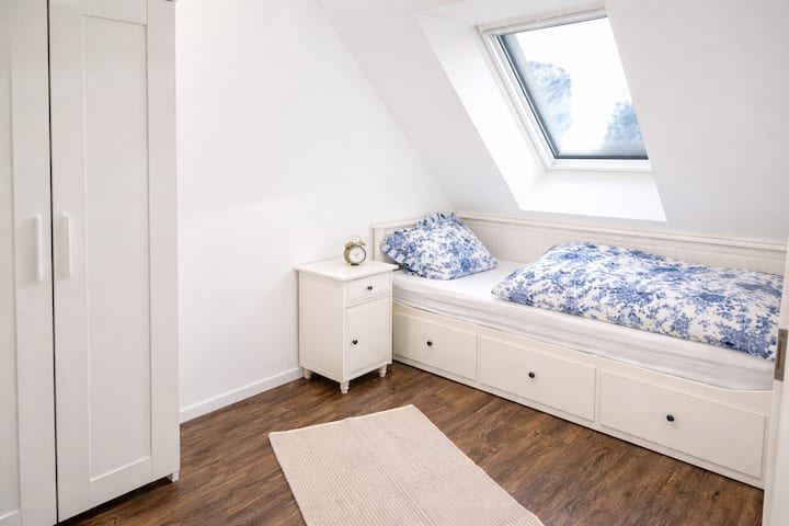 ช่องแสงและม่านบังแดด Velux เตียงแบบดึงออกเหมาะสำหรับผู้ใหญ่ 1 คนหรือเด็ก 2 คน ห้องพักสามารถเข้าถึงได้ผ่านห้องนอน 1 มีเตียงเด็กพกพาและเกมสำหรับเด็กให้บริการหากจำเป็น 