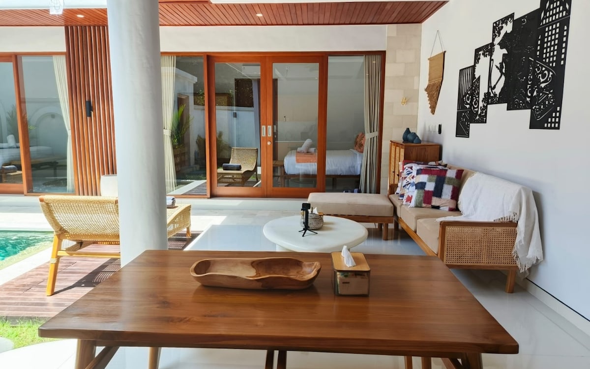 Villa in Denpasar Barat · 2 bedrooms · 2 beds · 2 private baths, Airbnb comparable