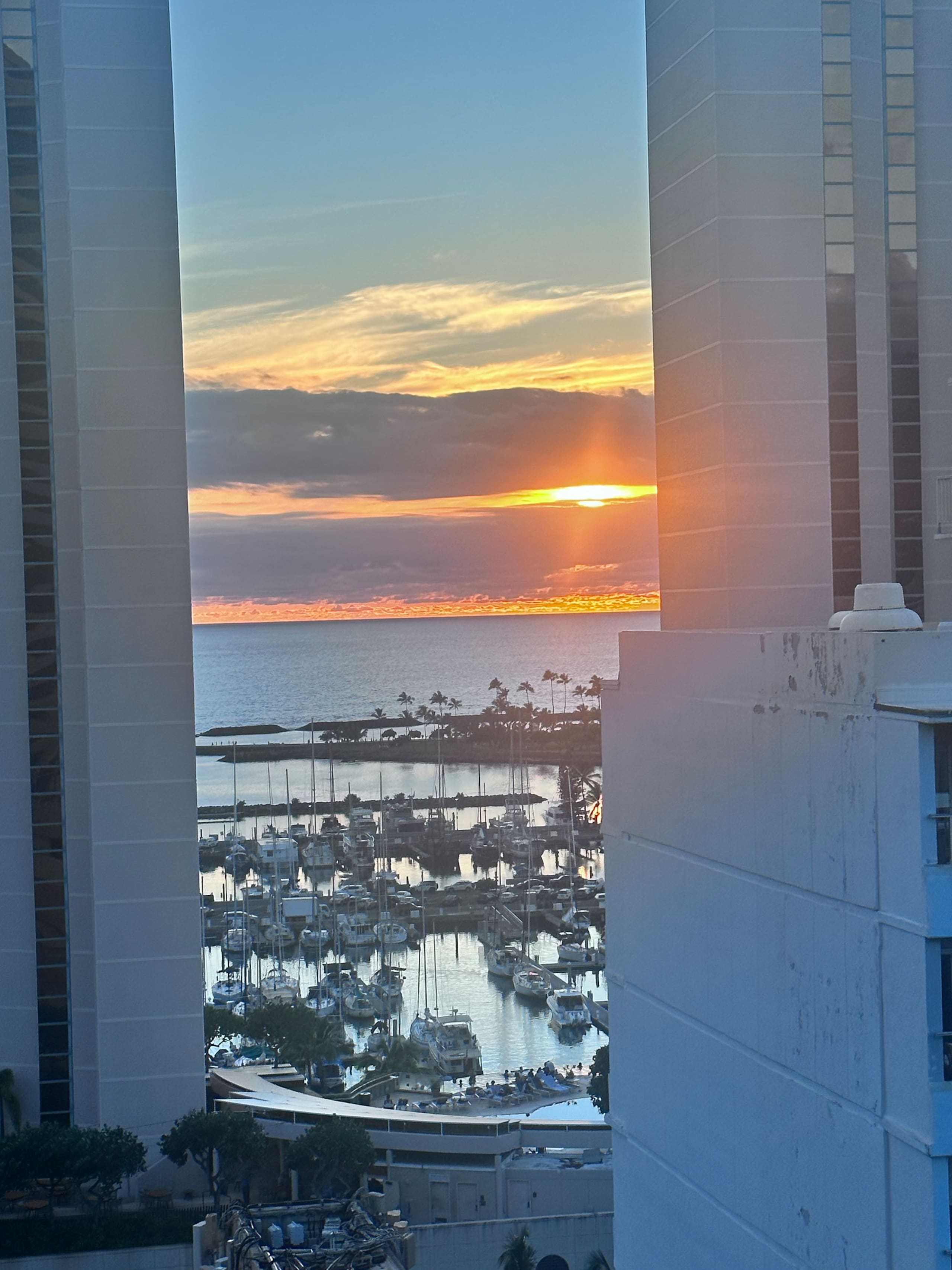 Condo in Honolulu · ★4.61 · Studio · 1 bed · 1 private bath - Image 11