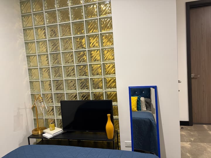 这是一间开放式卧室