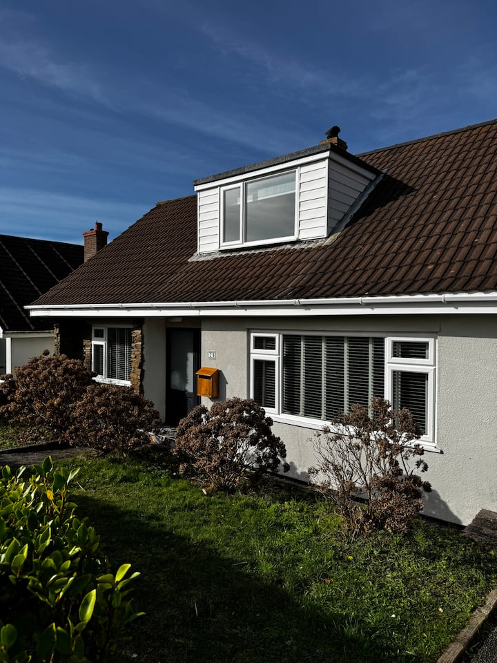 Coastal Family Holiday Home. Walkable To Beach. - Porthtowan