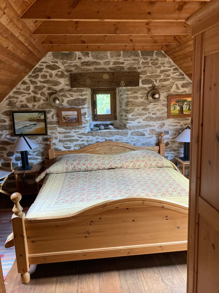 ห้องนอนพร้อมเตียงคู่ ตู้เสื้อผ้า และตู้ลิ้นชักสำหรับเก็บข้าวของของคุณ 