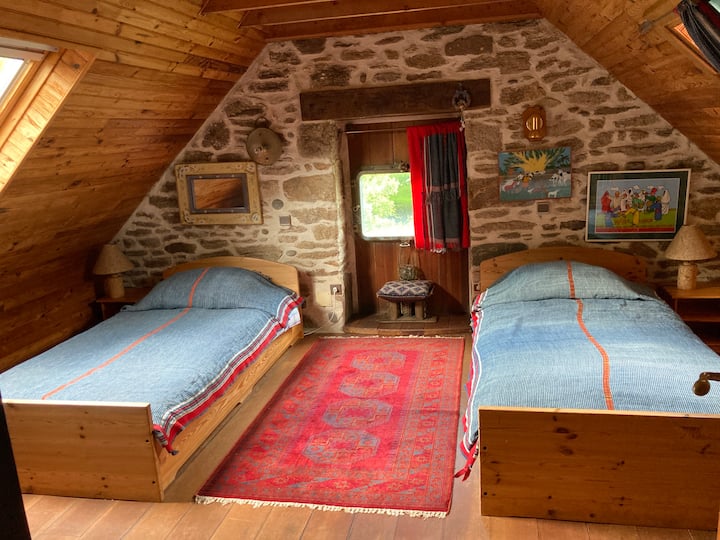 ห้องนอนมีเตียงแยก 2 เตียง และยังมีเตียงเด็กอ่อนด้วย