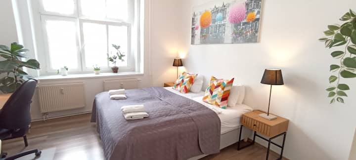 2 Zimmer, 2 Schreibtische | Arbeit & Familie - Berlin