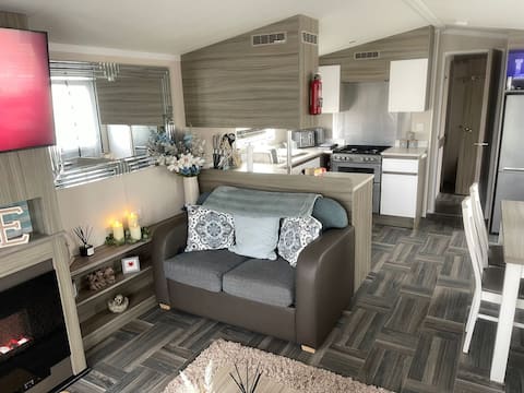 Top Airbnb: Stunning 2 Bedroom Caravan Lyons Oakfields Towyn in Towyn, Kinmel Bay