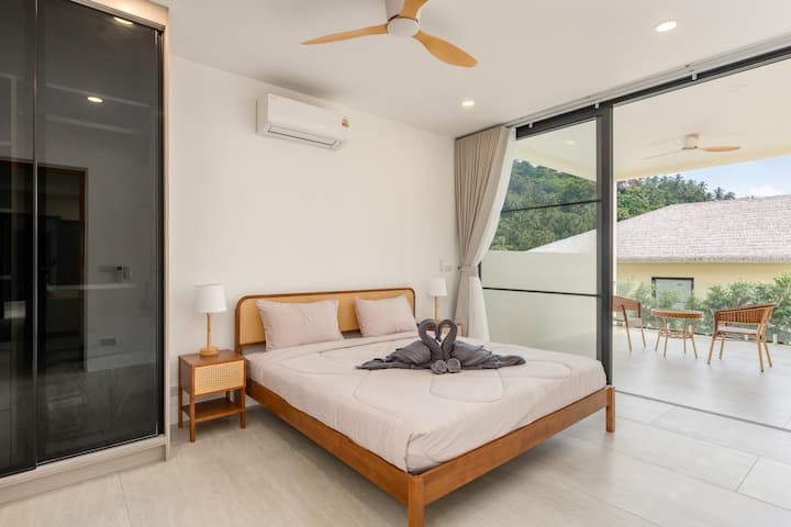 Jengo la jadi la bwawa lenye paa la nyasi lenye mandhari ya milima ya kitropiki katika Sunrise Hill Villa Koh Samui