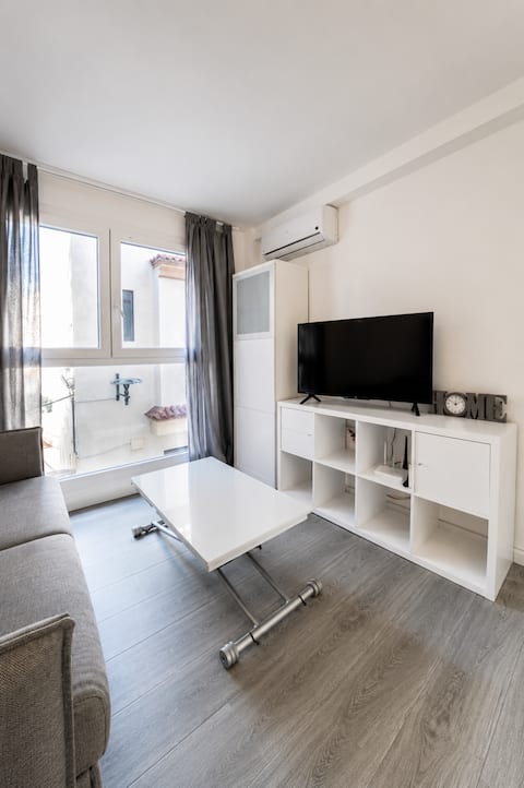 Anuncio de Airbnb popular: Near Pedregalejo Beach, Workspace & AC en Baños Del Carmen