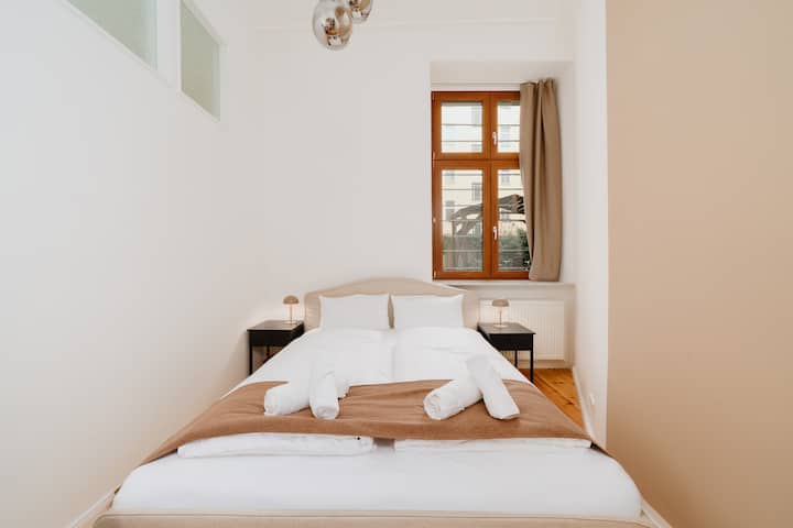 宽敞的卧室采用简约设计，白天光线充足。