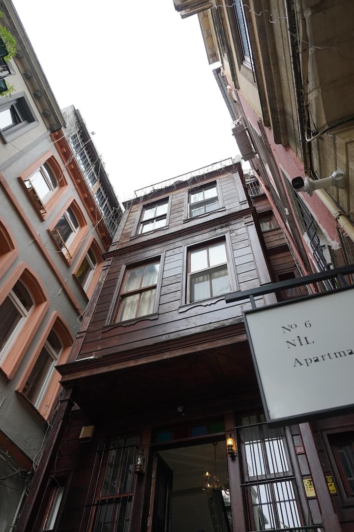Quiet Historic Studio In Cihangir, Adile Mansion - Beyoğlu