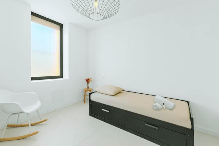 kitanda cha mtu mmoja kinachobadilika kuwa kitanda cha watu wawili. 
bafu la ndani lenye bomba la mvua na choo cha kujitegemea 