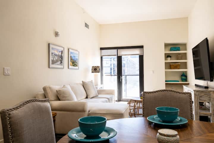 Luxe Cherry Creek Retreat + Den | Resort Amenities - Englewood, CO