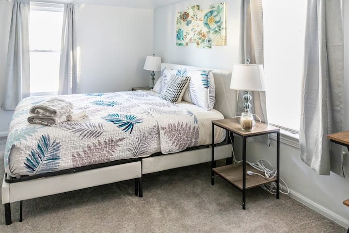 Ova udobna druga spavaća soba sadrži udoban bračni krevet (150 – 179 cm), televizor za vašu zabavu i praktičan prostor za odlaganje odjeće, a u sobi je savršeno hladno zahvaljujući klima-uređaju i stropnom ventilatoru.