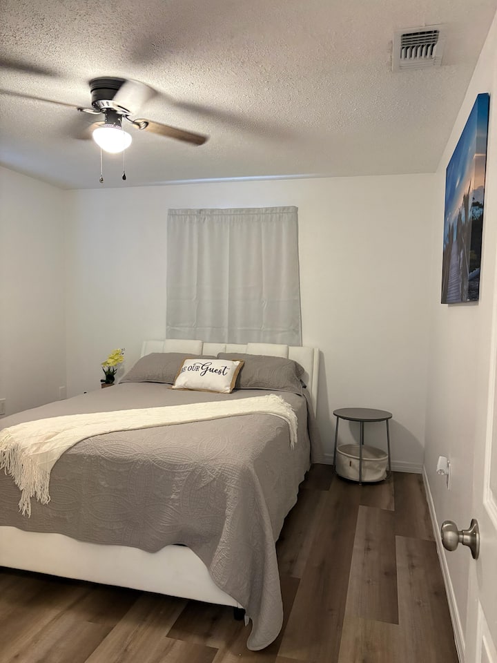 Основната спалня предлага тихо и удобно място за почивка след дълъг ден. Разполага с уютно легло, чисти спални комплекти и достатъчно място за съхранение на дрехи и лични вещи. Идеално за гости, търсещи уединение и спокоен сън.