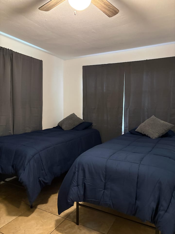 Третата спалня е универсално пространство, идеално за гости, деца или продължителен престой. Осигурява удобна зона за спане и е подходящо за семейства или професионалисти, които се нуждаят от допълнително пространство по време на посещението си.