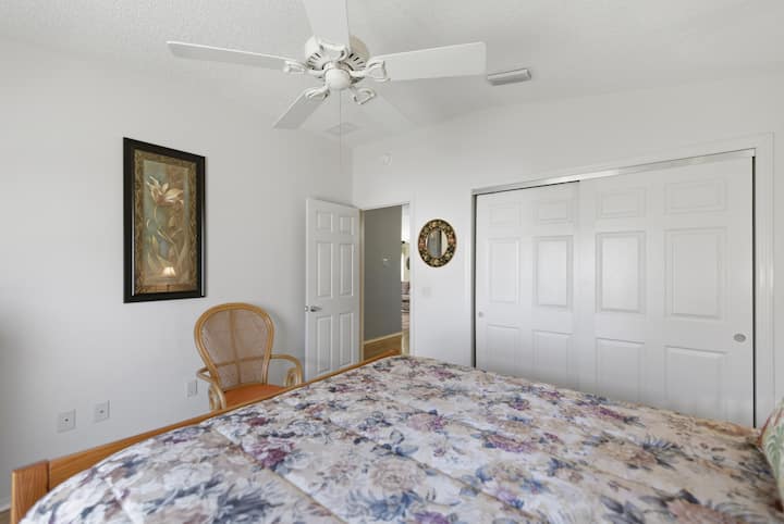 სტუმრების საძინებელი 152‑179 სმ ზომის საწოლითა და გარდერობით.