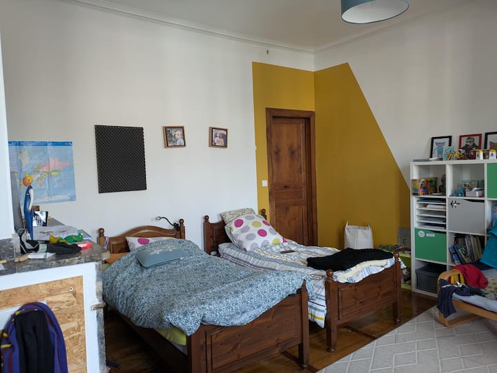Velika soba smještena uvučeno od ulice Coustous s nesmetanim pogledom na rijeku Lheris i trg. Na raspolaganju su 2 kreveta širine 90 cm, igre i igračke.