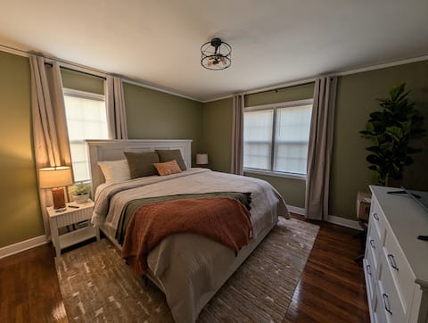 Top performing Airbnb: Queen City Cottage | Near Airport Uptown & Stadium in Enderly Park