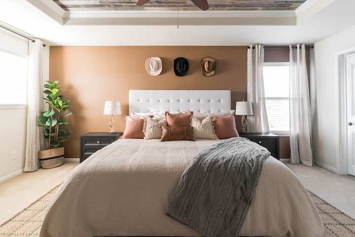 Glavna spavaća soba s privatnom kupaonicom, ogromni ormar i putni krevetić za bebe. 