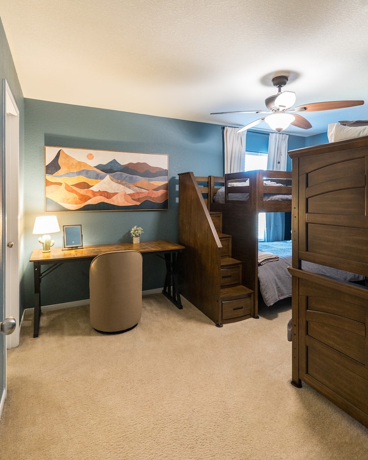 Kućica s katovima – veliki ormar i radni stol.