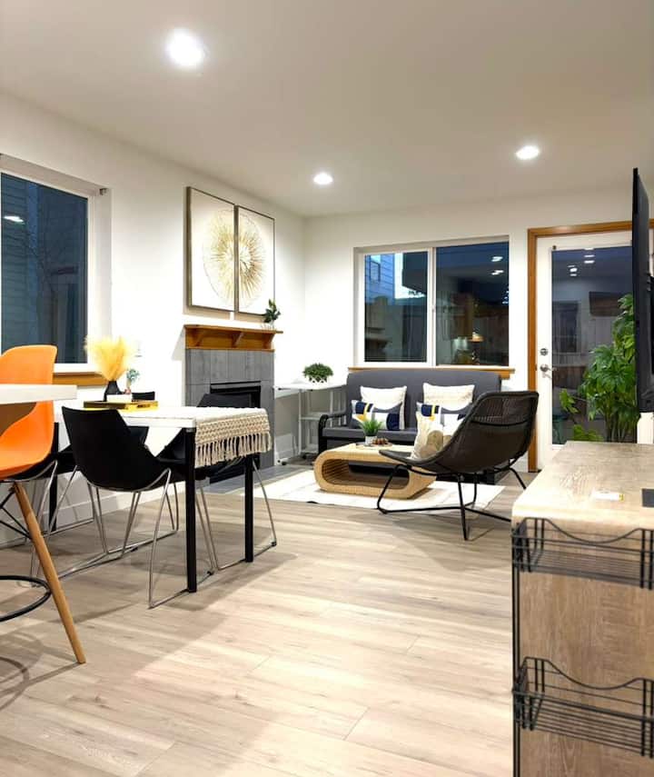 Cozy 2br City Stay | 2-min Walk To Light Rail - Seattle, WA