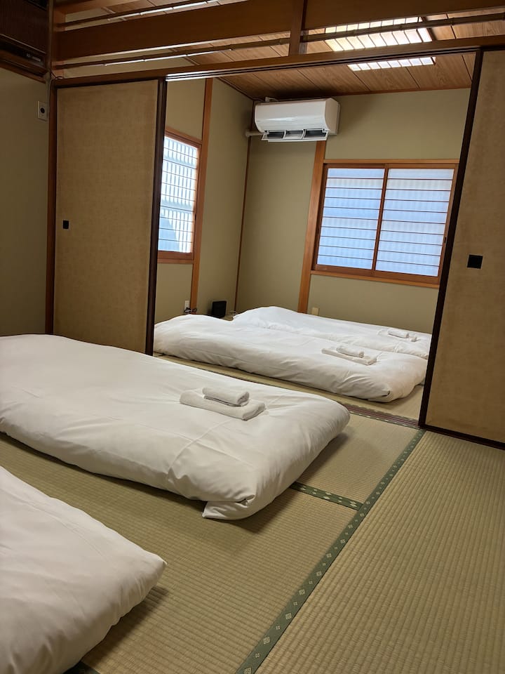 1 2 4 4
חדרי שינה 1 ו-2 הם חדרים מחוברים (חדרים מחוברים).
יש 4 סטים של פוטון (מיטת קמפינג) זמינים, כך שיכולים ללון עד 4 אנשים.