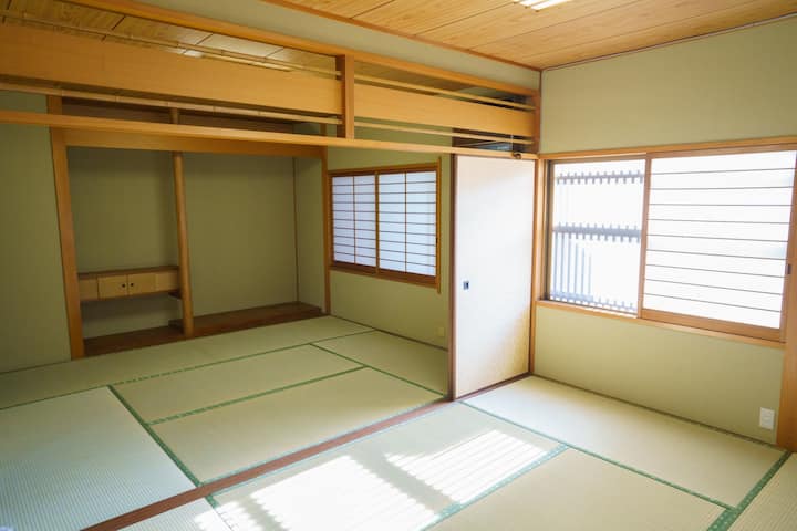 寝室1と寝室2はコネクティングルームになっており、布団4組で最大4名様までお休みいただけます。
საძინებლები 1 და 2 ერთმანეთთან არის დაკავშირებული.
ჩვენ გთავაზობთ 4 ფუტონს, ხოლო კომფორტულად შეძლებს დასვენებას მაქსიმუმ 4 სტუმარი.