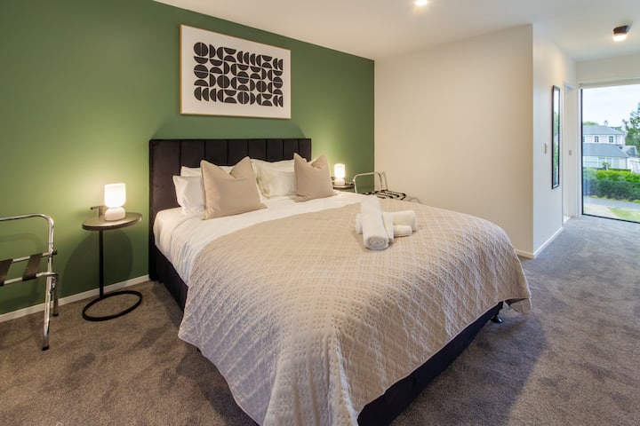 Chumba cha kulala cha 1 (Ghorofa ya chini): Kitanda cha malkia chenye kitani bora cha hoteli na taulo safi.