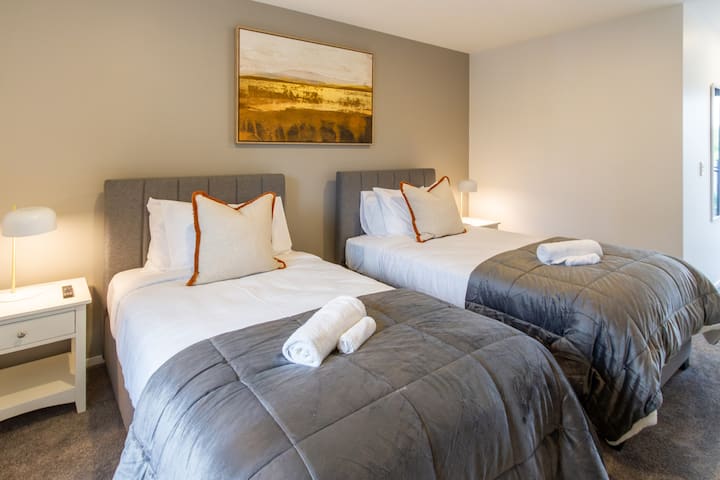 Chumba cha kulala cha 2 (Ghorofa ya pili): Vitanda 2 vya mtu mmoja vya King vyenye mashuka ya ubora wa hoteli na mito laini.