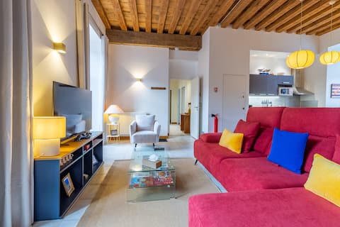 Popular Airbnb listing: Hypercenter · Parking included · Family & Medieval in Aube