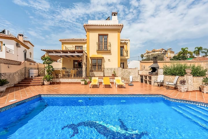 Villa Lorena – Private Pool, 4 Bedrooms & Parking - Nerja