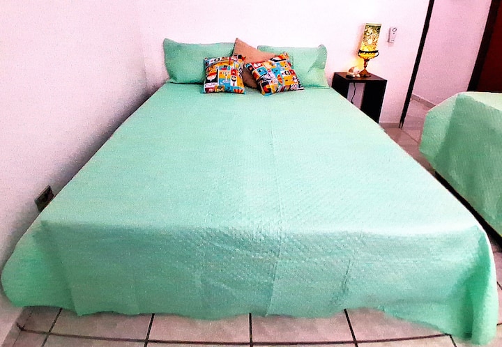Quarto 2 versátil e aconchegante, com 2 camas box e 1 cama auxiliar. Pode ser configurado como casal + auxiliar ou 2 solteiros + auxiliar, adaptando-se com conforto a famílias, crianças