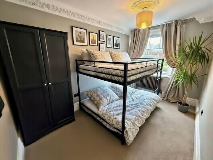 Солидно двойно двуетажно легло за възрастни и двоен гардероб с закачалки 