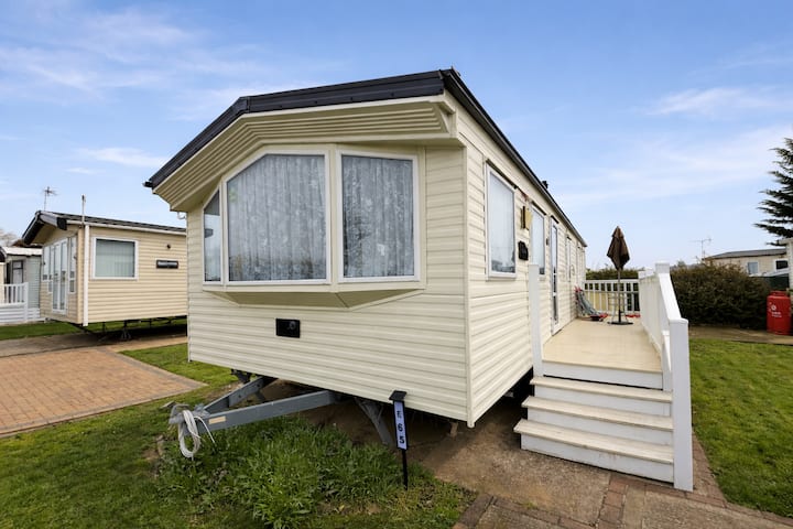 Caravan With Decking At Steeple Bay Ref 36065e - Maldon, UK