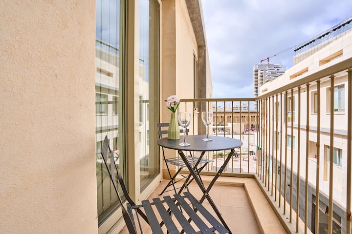 Stylish Apartment In Tigne Point - Valletta