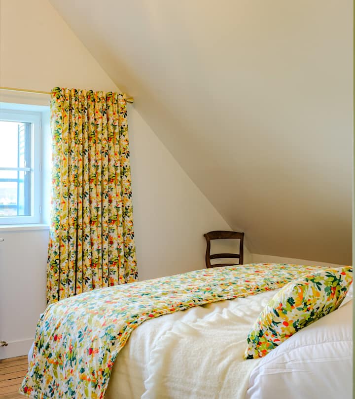 2 sommiers indépendants, pouvant être, au choix, séparés ou rassemblés avec un surmatelas. 
