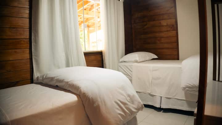 Habitación 2 con 2 camas individuales que se pueden unir para formar una cama doble. Cabideiro con ganchos y cajón.